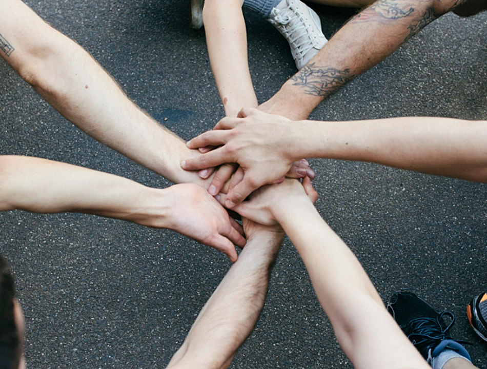 7 Hände, die ineinander greifen